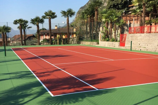 UN NUOVO CAMPO DA TENNIS CON SUPERFICIE IN RESINE